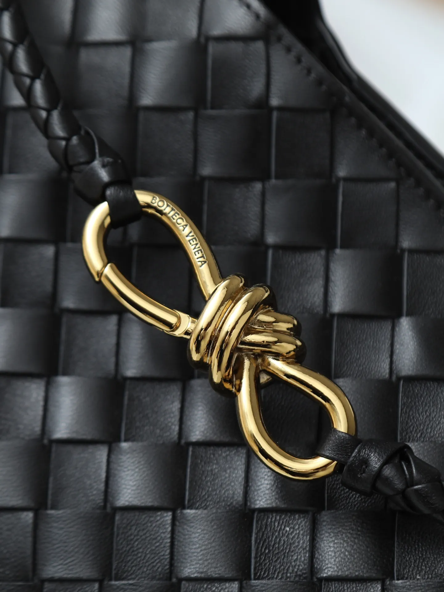 1550. Andiamo is shipping‼ ️Really popular🔥The new Andiamo woven handbag launched by Bottega Veneta this season is really popular all over the world! ! Celebrities at home and abroad have worn it, and Oscar-winning actress Michelle Yeoh has taken it out on the street. Song Jia, Trai Yala, Yu Feihong, Sanji Ayaka, Rosie Hunting-Whiteley, Yoshioka Riho, etc. have all worn this bag. It is classic and versatile and shows off your temperament, and the bag capacity is also large, which is very convenient for daily commuting! ! A variety of carrying methods, the shoulder straps can be adjusted by yourself, the original lambskin feels soft and delicate, and the unisex style breaks gender boundaries and brings a more practical and longer-lasting use experience. Andiamo, which has both elegant and casual styles, perfectly interprets the true appearance of "fashionable old money style". Style number: 766016 Size: 32*24*12